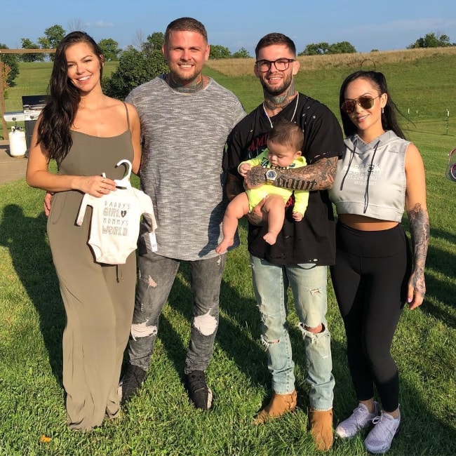 Cody Garbrandt avgusta 2018 drži svojega otroka na sliki z družino