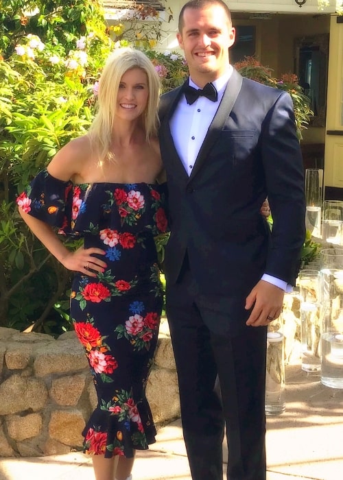 Derek Carr se svou ženou Heather Carr v červenci 2018