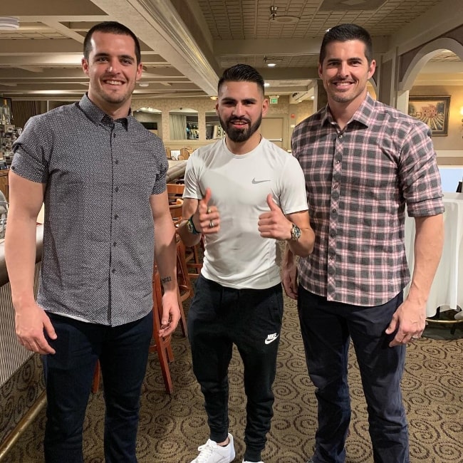 Derek Carr set med den tidligere fodboldquarterback, David Carr (Højre), og den professionelle bokser, José Ramírez (Center), i marts 2019