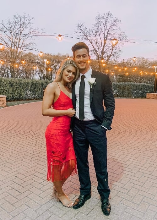 Whitney Simmons set, mens hun poserede til et smukt billede sammen med sin kæreste, Stefan, i Chicago, Illinois, USA i maj 2019