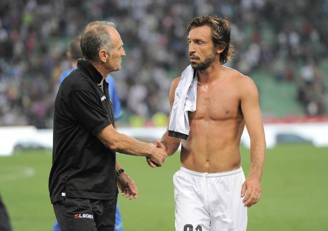 Andrea Pirlo gratuleres av Udinese Calcio -trener Francesco Guidolin etter Juventus FC -seier i 2014
