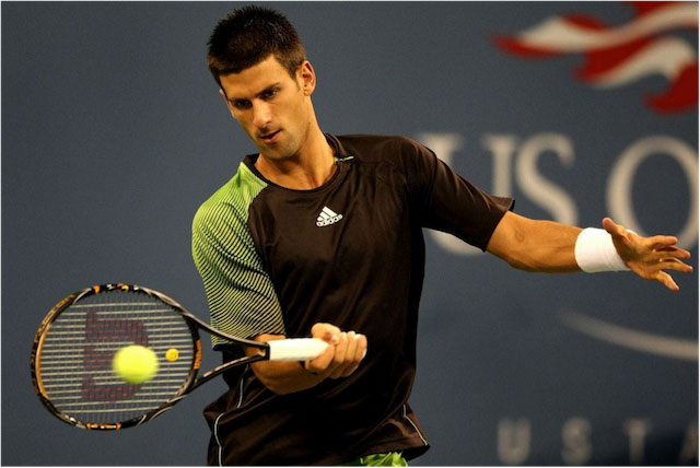 Novak Djokovic pelaa laukausta ottelun aikana.