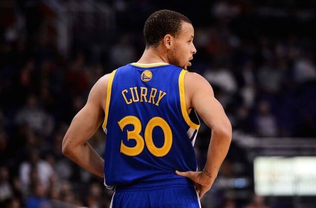 Ο Stephen Curry κατά τη διάρκεια ενός αγώνα NBA μεταξύ Golden State Warriors και Phoenix Suns.