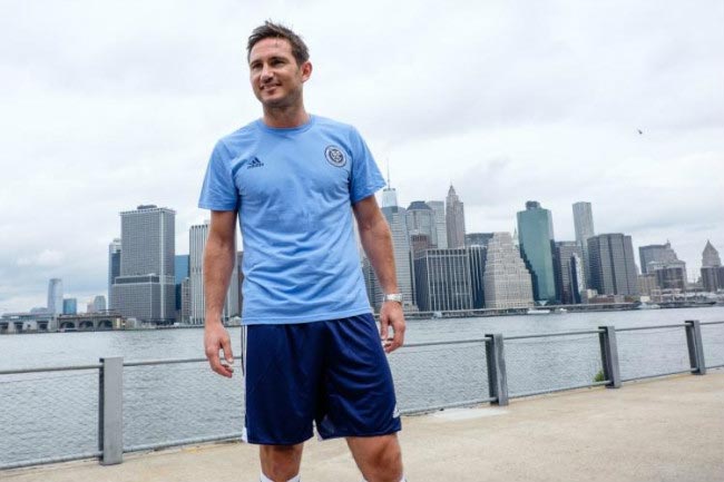 Frank Lampard poserer for kameraer ved sin afsløring i MLS-klubben New York City FC