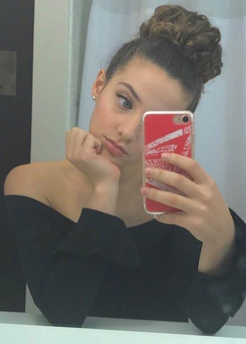 Sofie Dossi ser søt ut i denne Instagram -selfien i januar 2018