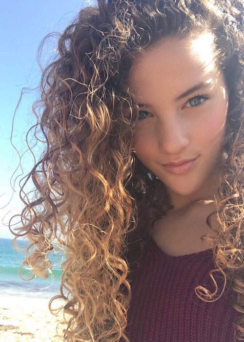 Sofie Dossi näyttää räikeitä silmiään rannalla marraskuussa 2017