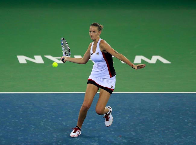 Karolina Pliskova igra forhend med tekmo proti Lucie Safarovi na 2016 Dongfeng Motor Wuhan Open