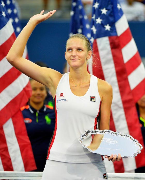 Karolina Plíšková je držitelkou ceny za druhé místo na US Open 2016 po prohře s Angelique Kerberovou z Německa ve finále