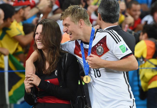 Toni Kroos og Jessica Farber etter FIFA -VM -finalen i 2014 mellom Tyskland og Argentina 13. juli 2014 i Rio de Janeiro, Brasil
