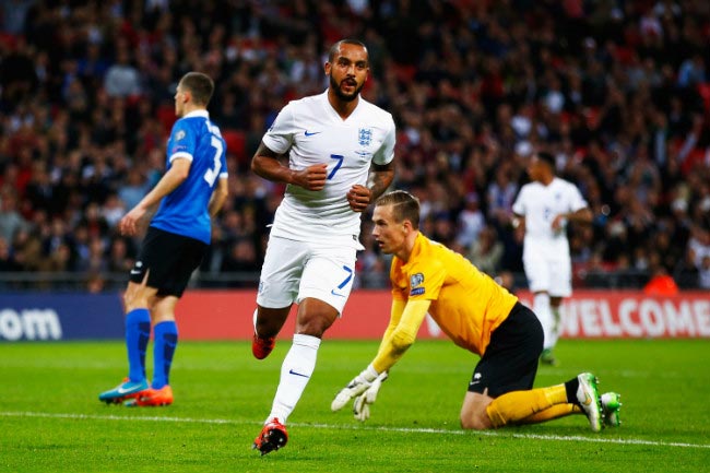 Theo Walcott fejrer efter at have scoret et mål mod Estland på Wembley den 9. oktober 2015