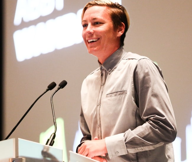 Abby Wambach som set, mens hun talte under Connect Sports General Session i august 2015