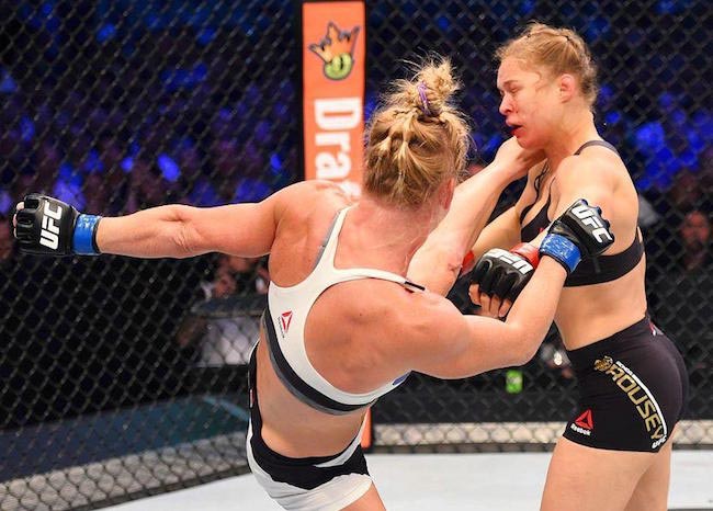 Holly Holm lander et højt spark på Ronda Rousey under deres kamp i november 2015