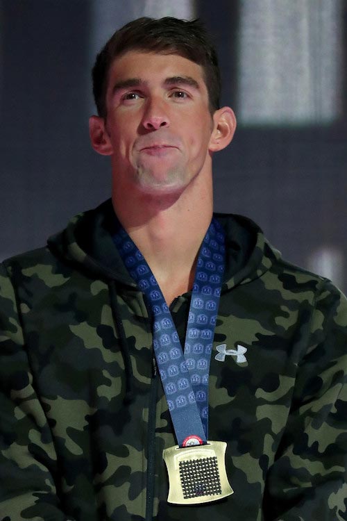 Michael Phelps under en medaljeoverrækkelse til 100 meter sommerfuglkonkurrencen til mænd ved USA's olympiske hold i svømningstest 2016