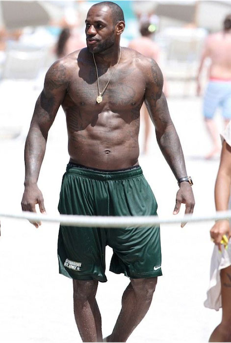 LeBron James esittelee suurta vartaloaan Miamin rannalla.