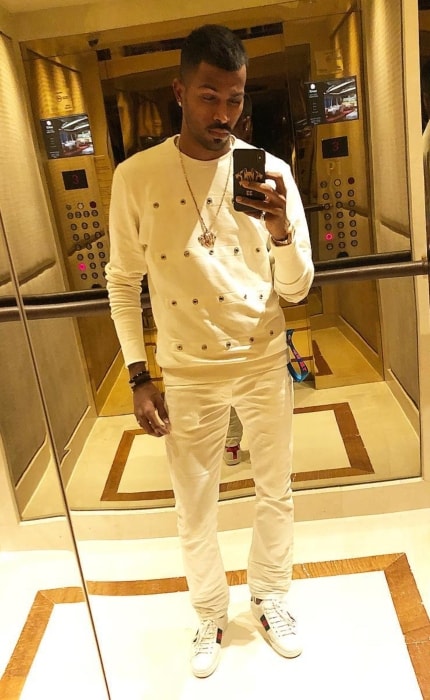 Hardik Pandya iført en helt hvid påklædning i en spejl-selfie i juni 2018
