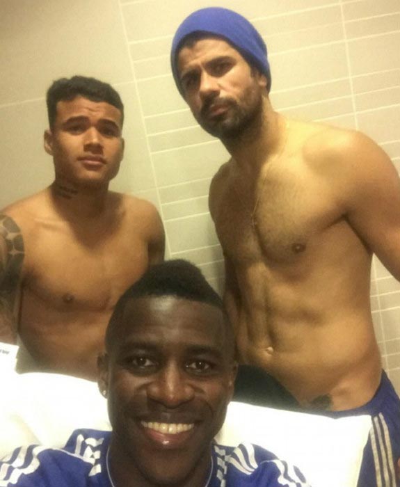 Diego Costa Chelsea-holdkammeraterne Kenedy og Ramires uden skjorte
