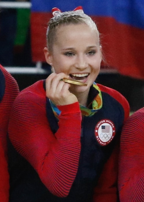 Madison Kocian näkyy kuvassa, joka on otettu kultamitalin saamisen jälkeen Rio de Janeiron olympialaisissa 2016