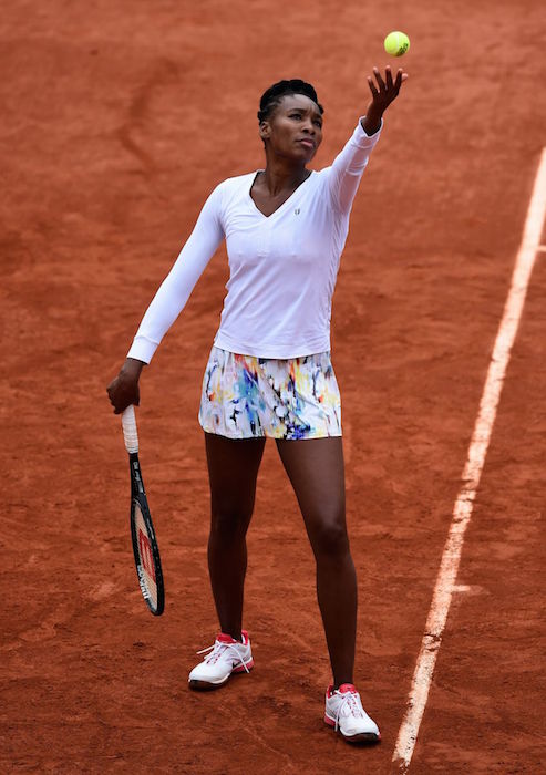 Η Venus Williams εξυπηρετεί κατά τη διάρκεια του 2ου γύρου στο Γαλλικό Όπεν 2014 στο Roland Garros