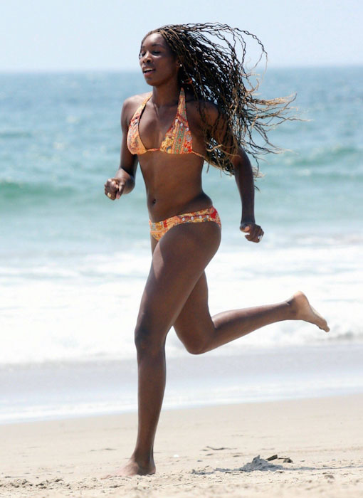Venus Williams juoksee rannalla