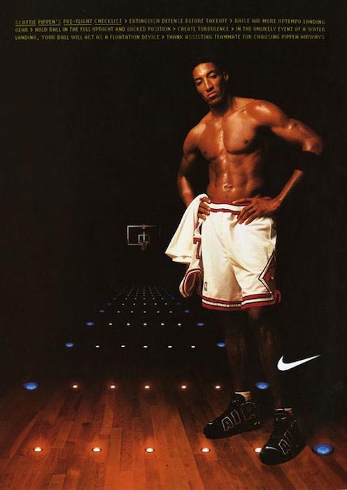 Scottie Pippen pózuje bez trička pre tlačenú reklamu Nike v roku 1998