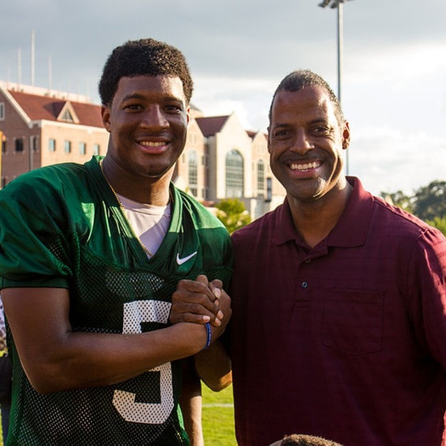 Jameis Winston med sin fan som set på Albert J. Dunlap Athletic Training Facility i Tallahassee, Florida i oktober 2013