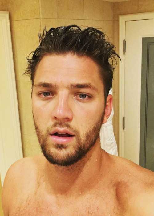 Chandler Parsons dukket opp i en skjortefri Instagram -selfie i juli 2016