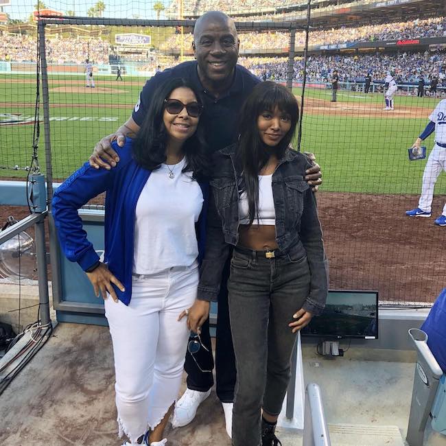 Magic Johnson med kone Cookie Johnson (Venstre) og datter Elisa Johnson ved baseballkampen i Los Angeles Dodgers i 2018
