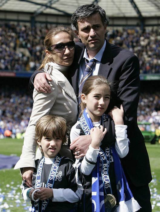 Ο Ζοσέ Μουρίνιο με τη σύζυγό του Τάμι και τα παιδιά τους μετά την κατάκτηση του πρωταθλήματος το 2005