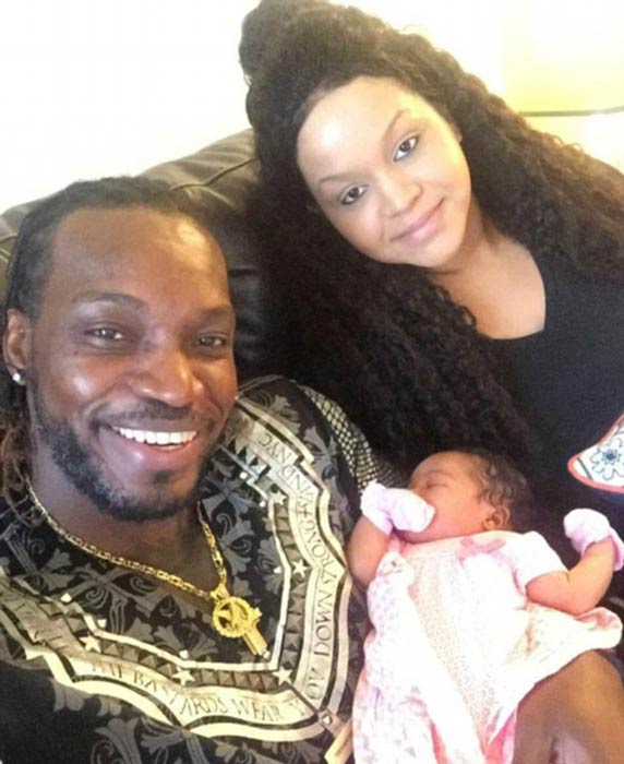 Chris Gayle og Natasha Berridge med den nyfødte datter Blush i et Instagram -indlæg i 2016