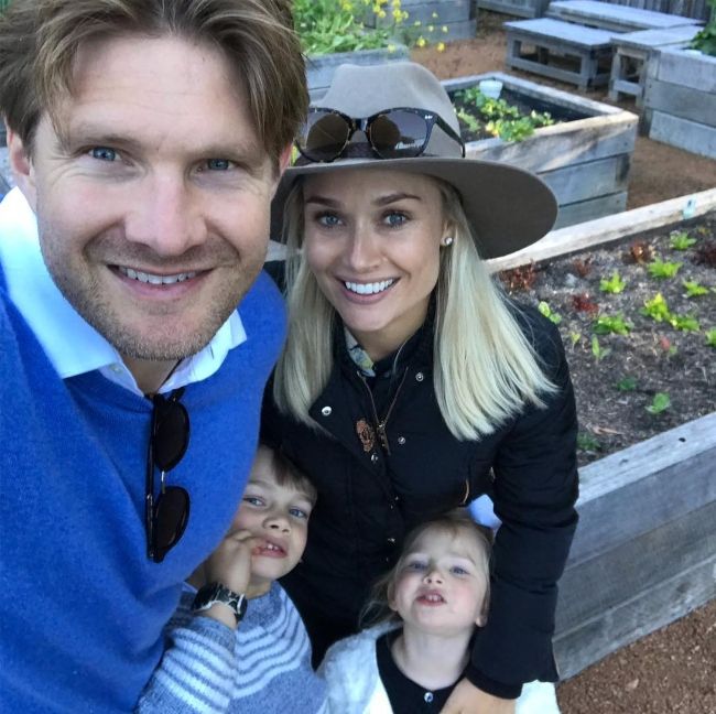 Ο Shane βγάζει μια selfie με τη σύζυγό του Lee Furlong και τα παιδιά William και Matilda τον Οκτώβριο του 2018
