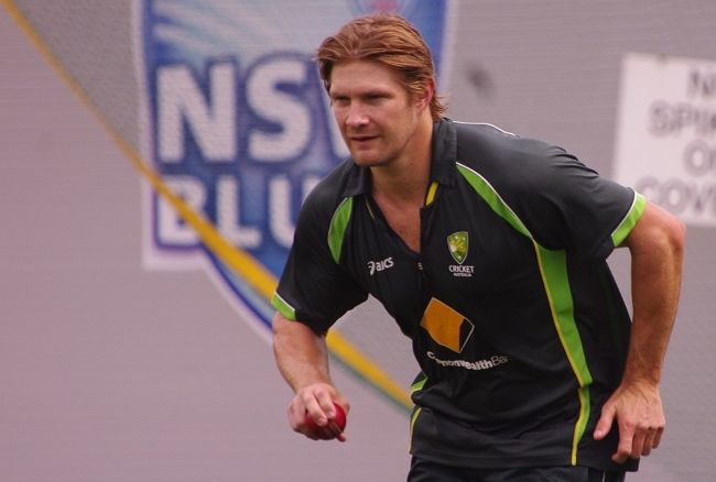 Shane Watson bowling během kriketového zápasu v roce 2014