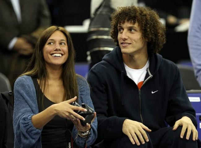 Ο David Luiz παρακολουθεί αγώνα μπάσκετ στην αρένα O2 με τη φίλη Sara Madeira το 2011
