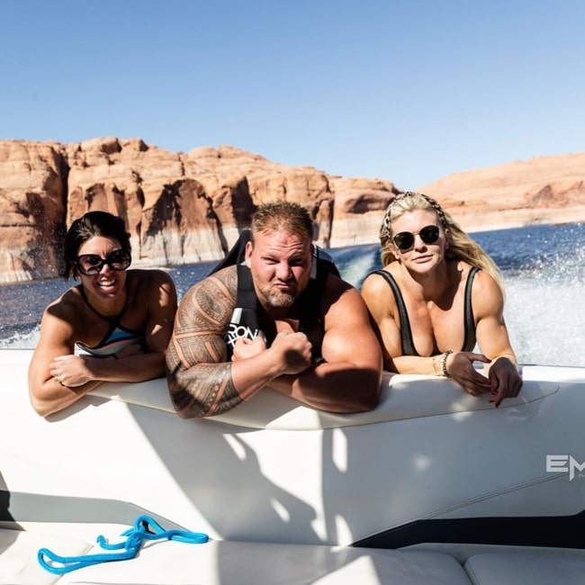 Η Μπρουκ Ένσε όπως φαίνεται σε μια φωτογραφία που τραβήχτηκε με τους The Muscle και την Dana Linn Bailey τον Σεπτέμβριο του 2020