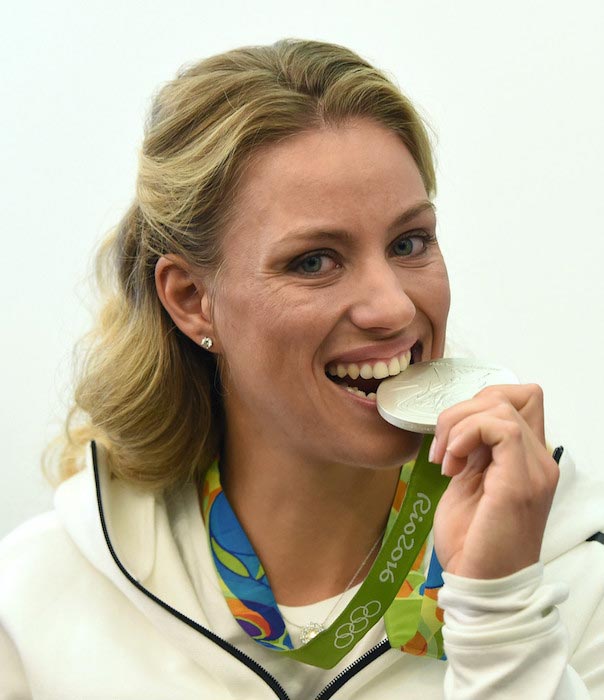 Η Angelique Kerber με το ασημένιο μετάλλιό της στους Ολυμπιακούς Αγώνες του 2016 στη Βραζιλία