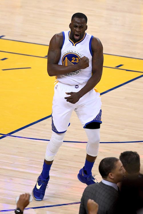 Ο Ντρέιμοντ Γκριν δείχνει ενθουσιασμό κατά τη διάρκεια ενός παιχνιδιού 2 των τελικών του NBA 2016 μεταξύ Γκόλντεν Στέιτ Γουόριορς και Κλίβελαντ Καβαλίερς στις 5 Ιουνίου 2016