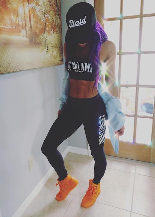 Sasha Banks viste sin stramme mave, mens hun havde Champs Sports på i 2018