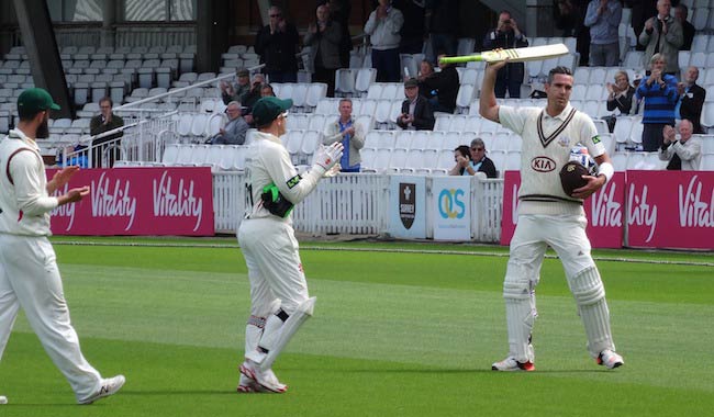 Kevin Pietersen (desno) med Ashes Cricket Series