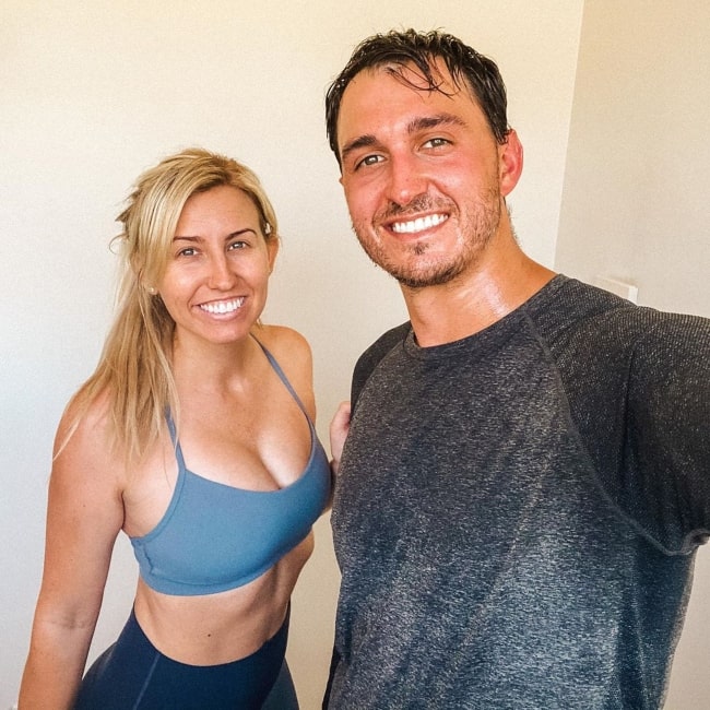 Courtney Force nähdään selfiessä, joka on otettu miehensä Graham Rahalin kanssa huhtikuussa 2020