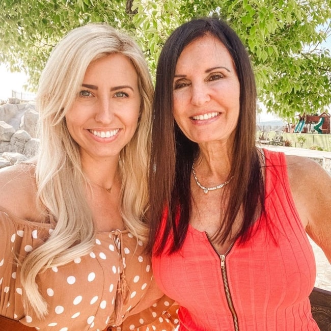 Courtney Force näkyy kuvassa, joka on otettu hänen äitinsä Laurie Forcen kanssa toukokuussa 2020