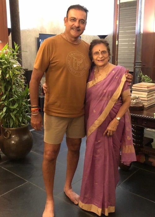 Ο Ravi Shastri όπως φαίνεται σε μια φωτογραφία με τη μητέρα του, τραβηγμένη την ημέρα των 80ων γενεθλίων της, τον Νοέμβριο του 2019