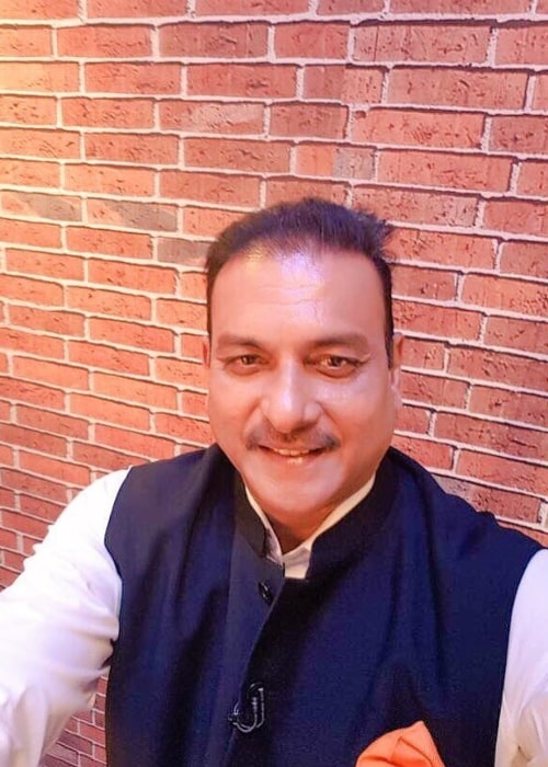 Ravi Shastri nähdään toukokuussa 2017 otetussa selfiessä
