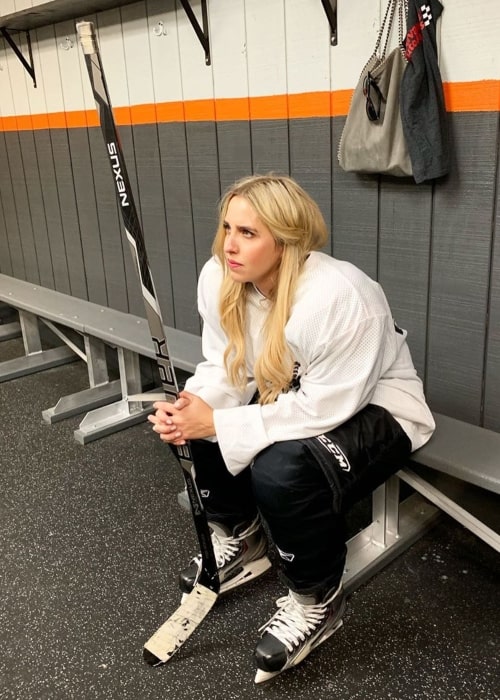 Brittany Force, jak je vidět na obrázku, na kterém má sportovní vybavení pro hokej