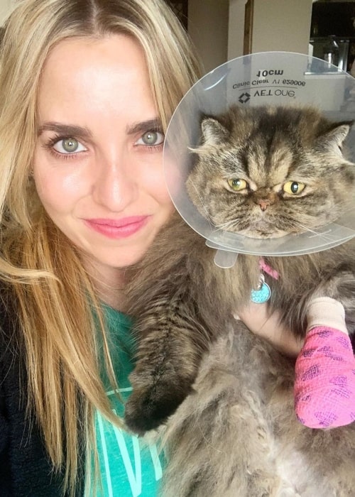Η Brittany Force σε μια selfie που τραβήχτηκε με τη γάτα της Stormy τον Μάρτιο του 2020