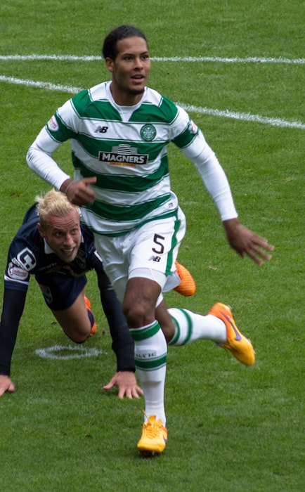 Virgil van Dijk za Celtic F.C. na tekmi proti okrožju Ross leta 2015