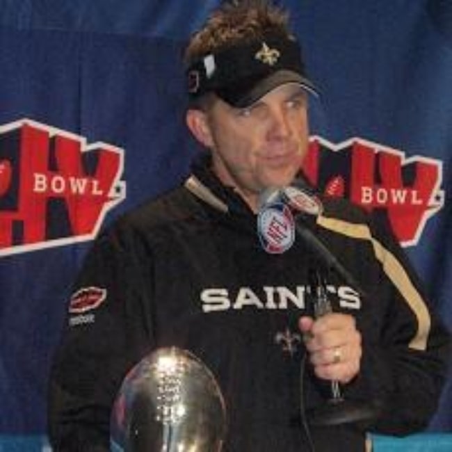 Sean Payton Lombardi Trophylla Saints-voiton jälkeen Super Bowl XLIV:ssä helmikuussa 2010