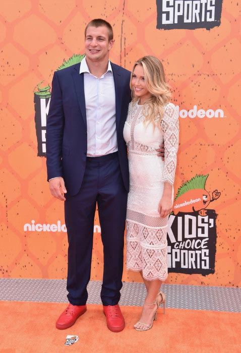 Rob Gronkowski tyttöystävänsä Camille Kostekin kanssa Nickelodeon Kids 'Choice Sports Awards 2016 -tapahtumassa