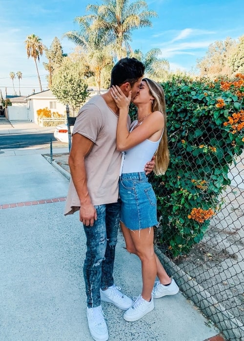 Josh Brueckner set, mens han delte et romantisk øjeblik med Katie Betzing i Los Angeles, Californien, USA i november 2019