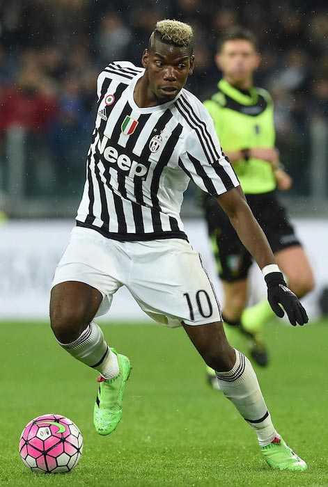 Paul Pogba s loptou počas zápasu medzi Juventusom FC a FC Internazionale Milano 28. februára 2016 v talianskom Turíne