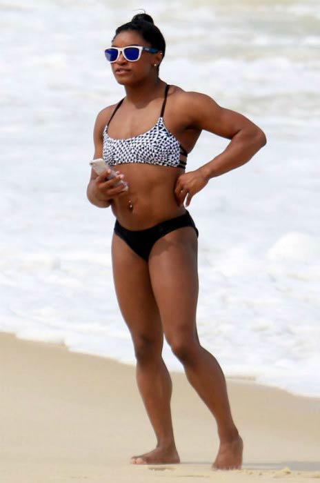 Simone Biles στην παραλία του Ρίο ντε Τζανέιρο τον Αύγουστο του 2016