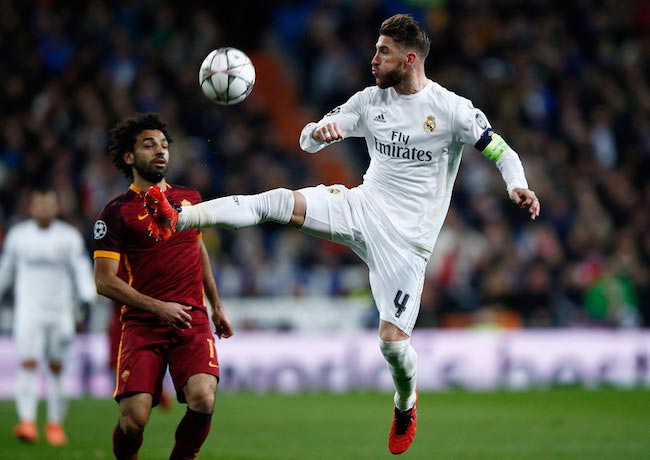 Sergio Ramos v súboji s Mohamedom Salahom počas zápasu medzi Realom Madrid a Rómami 8. marca 2016